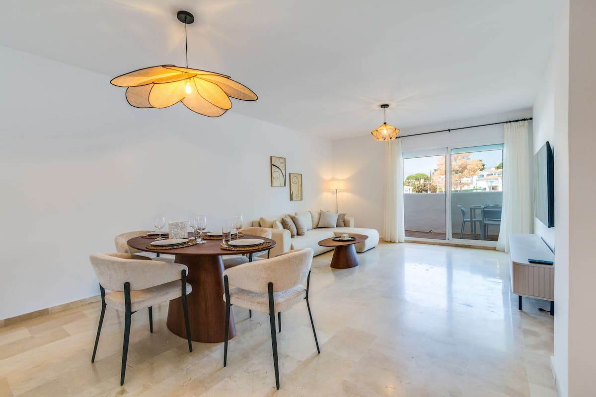 Modern Beach Escape, Pool & Terrace · El Paraíso · Estepona