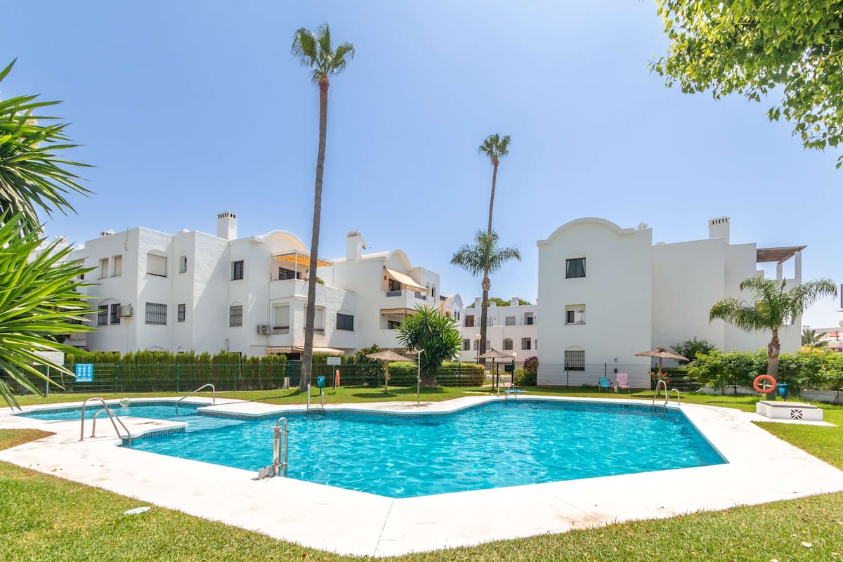 Modern Beach Escape, Pool & Terrace · El Paraíso · Estepona