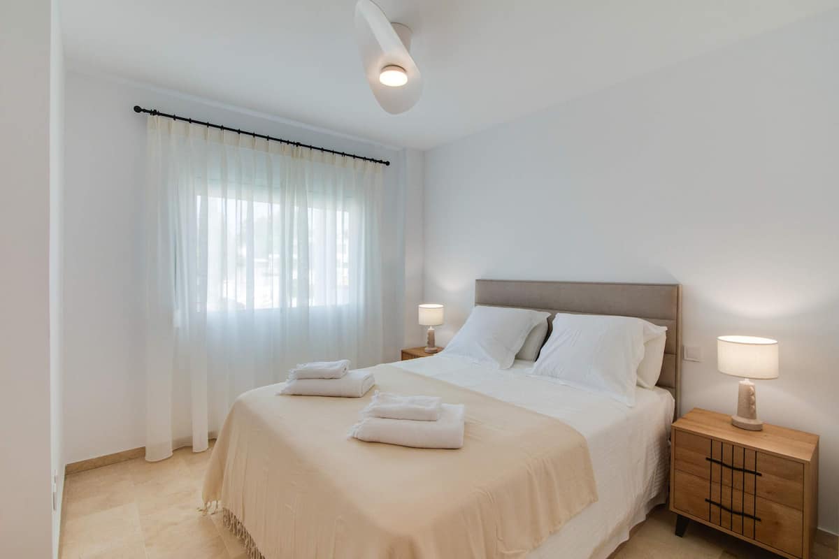 Modern Beach Escape, Pool & Terrace · El Paraíso · Estepona